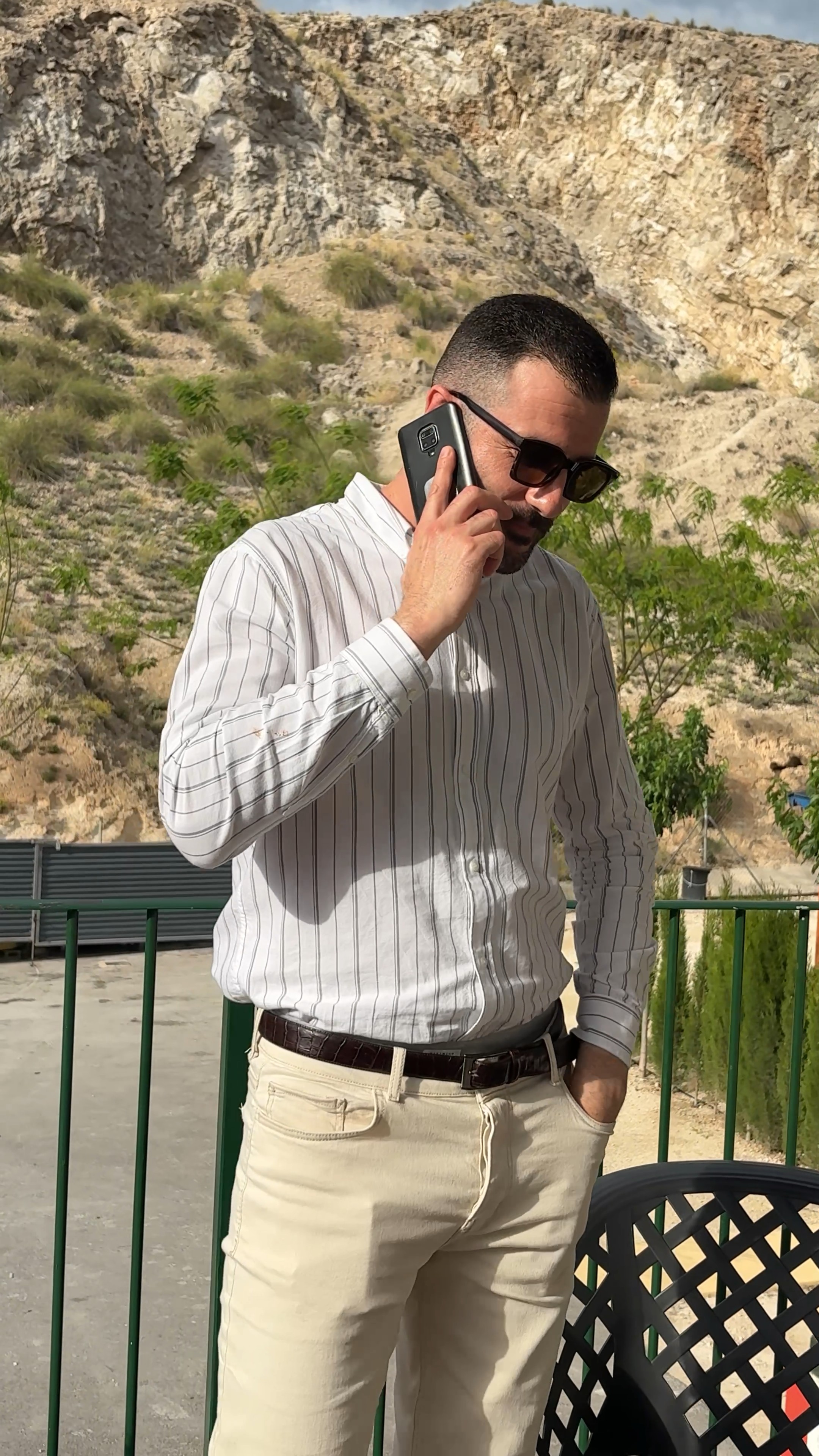 Álvaro Carrillo, asesor financiero en crédito hipotecario, atendiendo a un cliente por teléfono